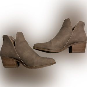CUSHIONAIRE Women's Elodie Ankle Boot +Memory Foam. Color: Taupe. Size 9